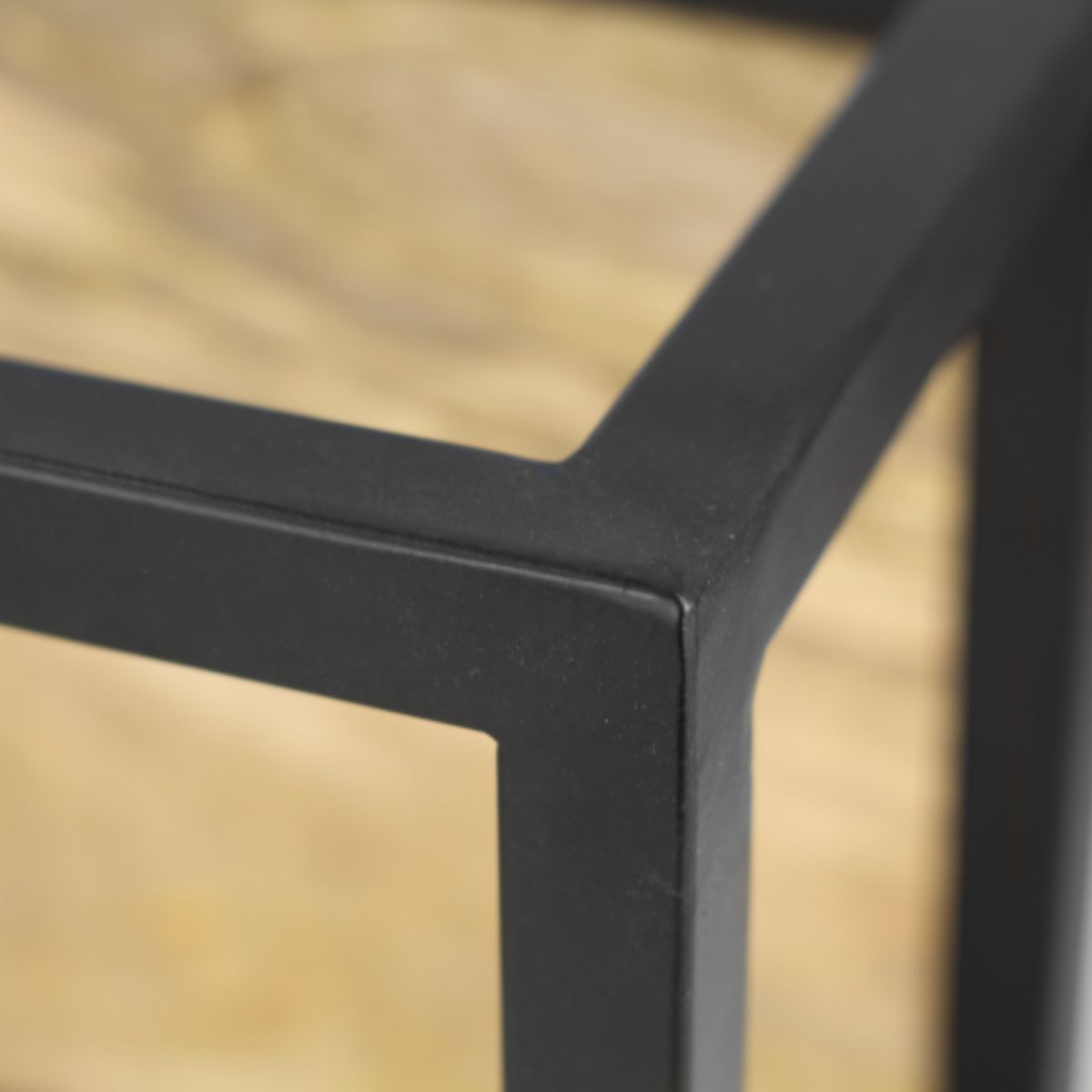Voeg functionaliteit toe aan je interieur en verrijk de uitstraling van je ruimte met deze prachtige mangohouten en ijzeren wandplank - een perfecte aanvulling op elke decoratieliefhebber's huis.