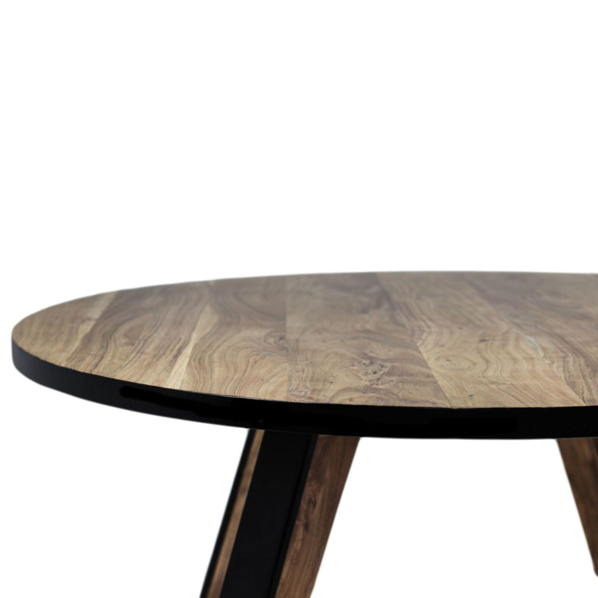 Kies voor moderniteit en stabiliteit met de Ronde Eettafel Milano, waar zwarte metalen poten het eigentijdse design ondersteunen en een stabiele basis bieden voor gezellige diners en meer.