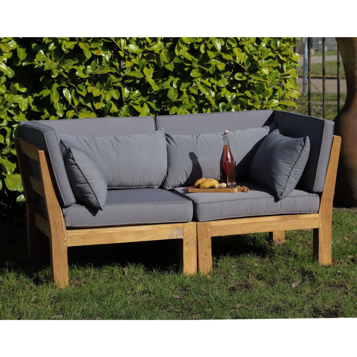 Geniet van ruimtebesparend comfort met de compacte afmetingen van 84x168x64 cm van de 2-delige modulaire tuin loungeset Aruba, perfect voor ontspanning in elke buitenomgeving.