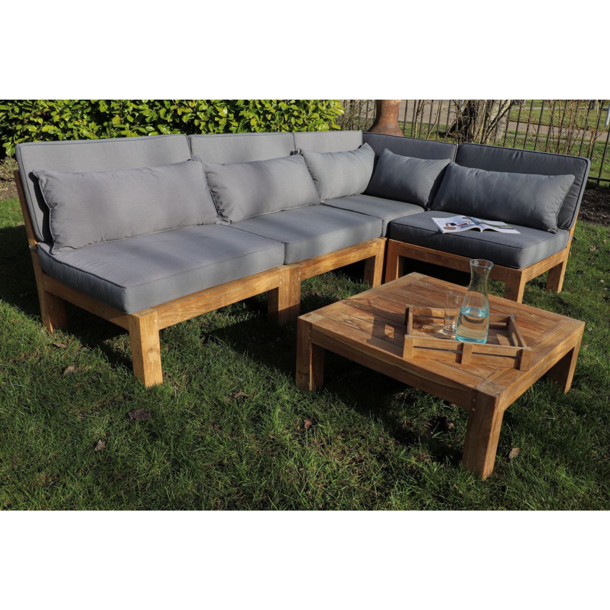 Dankzij de quickdry-finish van de kussens geniet je altijd van droge zitplaatsen, ongeacht het weer, waardoor de loungeset praktisch en weerbestendig is voor ultiem gemak en comfort in je tuin.