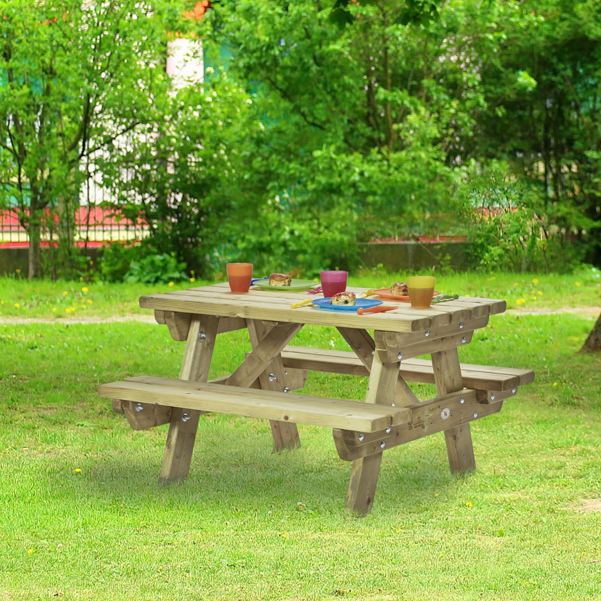 picknick tafel voor kinderen van hout voor in tuin  staat overal goed 