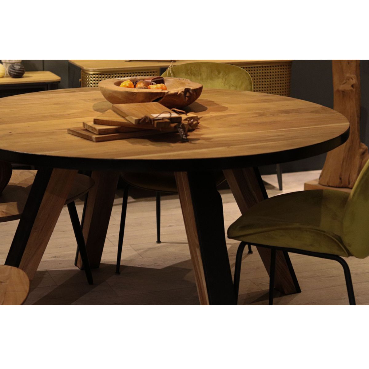 Transformeer je eethoek met de Ronde Eettafel Milano, een trendy keuze die voldoet aan de tegenwoordige trends met zijn natuurlijke uitstraling, eigentijdse design en 12 maanden garantie.