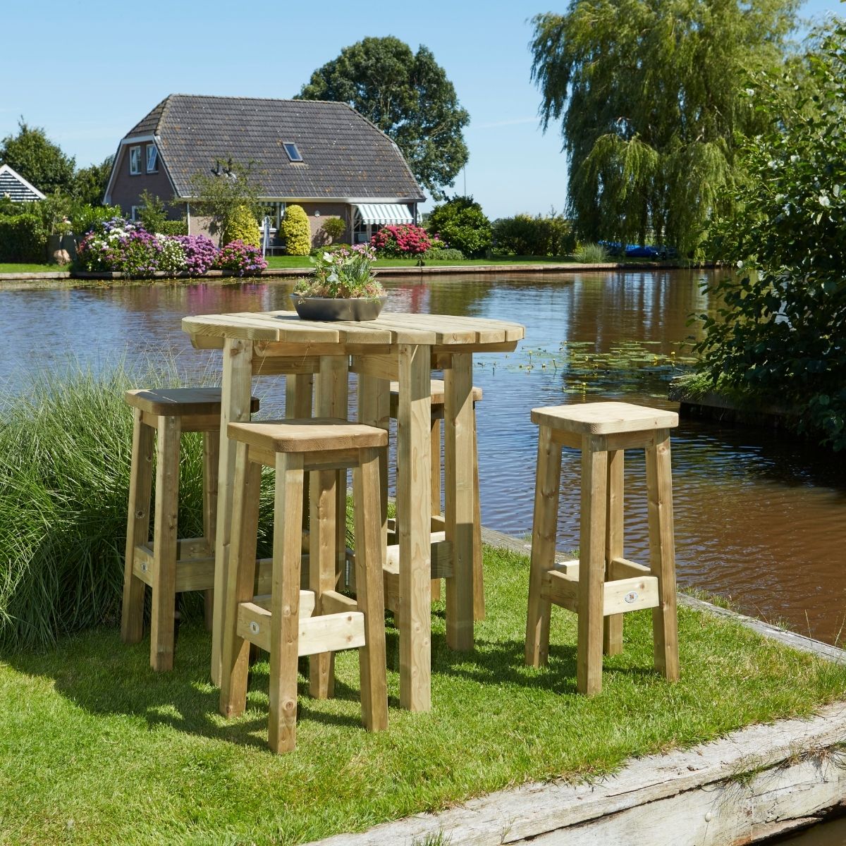 mooi uitzicht deze kruk hoge bar barkruk stevig hout gaat lang mee FSC gekeurd recyclebaar er mooi in elke tuin 