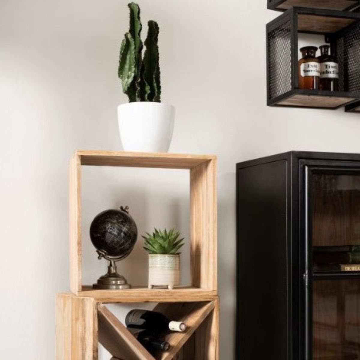 Natuurlijke Schoonheid in Hout - Kubusvormige bijzettafel, functioneel en compact, brengt warmte en karakter in elke hoek van je huis.