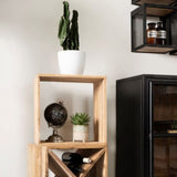 Natuurlijke Schoonheid in Hout - Kubusvormige bijzettafel, functioneel en compact, brengt warmte en karakter in elke hoek van je huis.