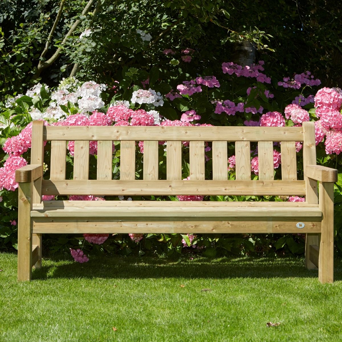 parkbank tuinbank die mooi staat in elke tuin bank om op te zitten erg stevig gaat 15 jaar mee leuke sfeer 