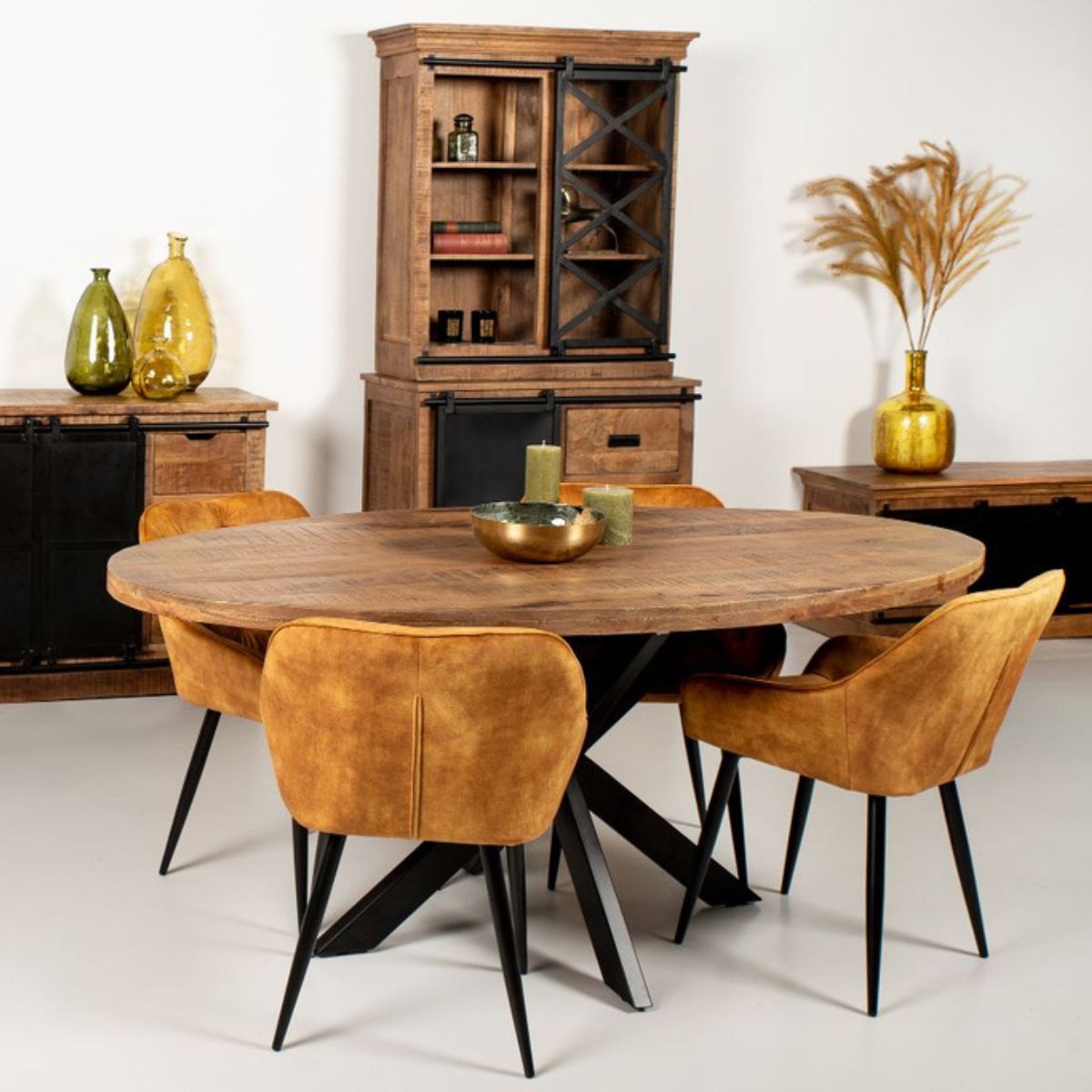 Transformeer je eetruimte met deze elegante mangohouten tafel, ondersteund door 12 maanden garantie.