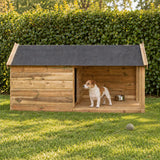 houten hondenhok met veranda in tuin met jack russel die in het hok staat