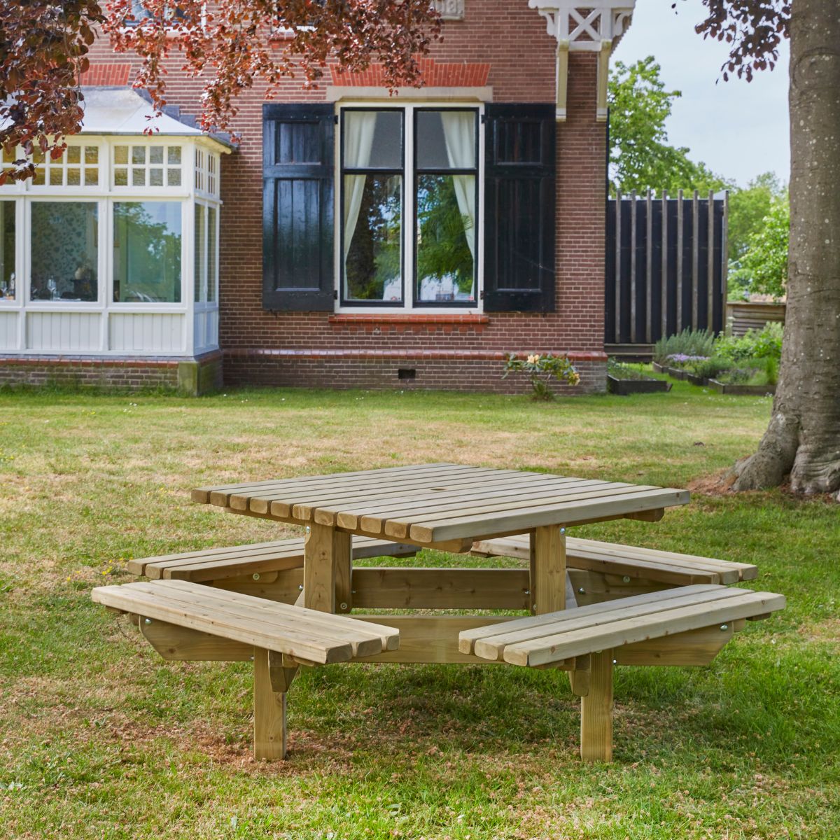 houten picknicktafel vierkant heel groot kunnen veel mensen aan zitten met goed kwaliteit  mooi uitzicht in elke tuin 
