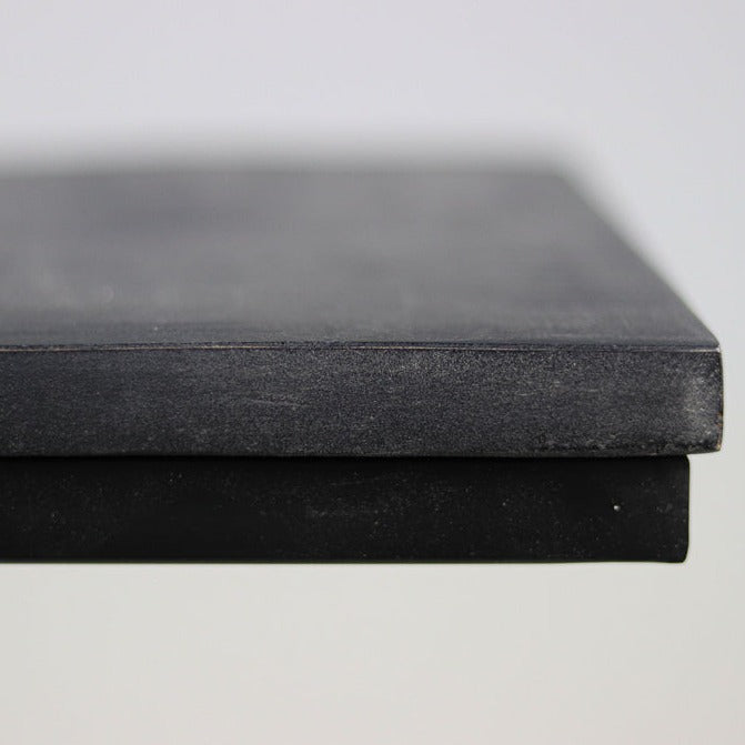 Functionele designmeubels: Schuifbare poten maken deze bijzettafel handig voor elke zithoek of lounge.