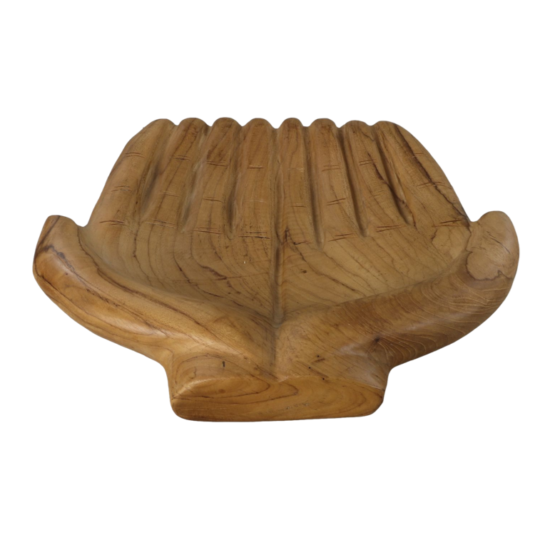 Een prachtige teakhouten schaal in de vorm van open handen, met uniek houtsnijwerk.