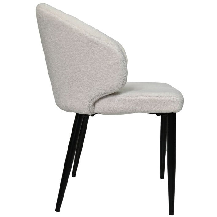 Ultieme combinatie van comfort en verfijning: Transformeer je eetkamer met de Yuna stoel voor een aangename eetervaring.