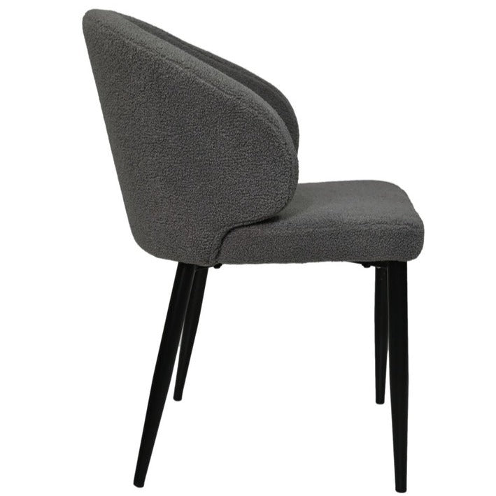 Voeg klasse toe aan je eetkamer met de Yuna Eetkamerstoelen. Zacht en stijlvol met een robuust metalen onderstel voor duurzaamheid.