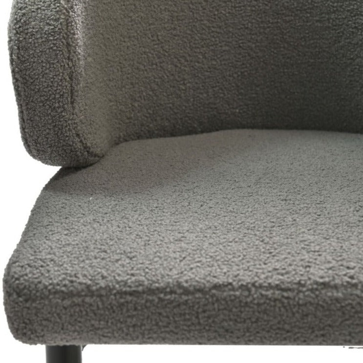 Breng comfort en elegantie naar elke ruimte met de grijze Eetkamerstoel Yuna. Stijlvol design met duurzaam metalen onderstel.
