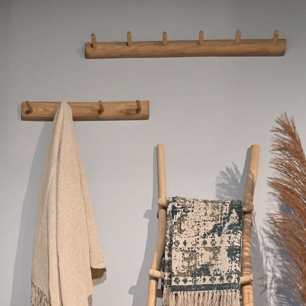 Natuurlijke woonsfeer met onbewerkt teakhout; elke kapstok onthult prachtige houtpatronen voor een Bohemian touch.