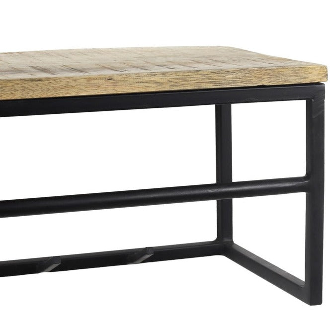 Houten kapstok met industriële flair, perfect voor elk interieur.
