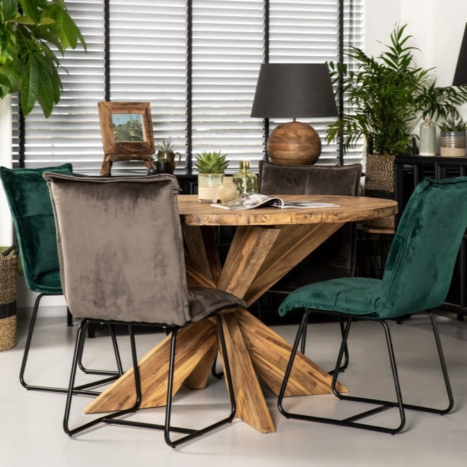 Creëer een warme ambiance en geniet van royale diners met de tijdloze Ronde Eettafel - 130 cm diameter - van Collection Wood Selections.