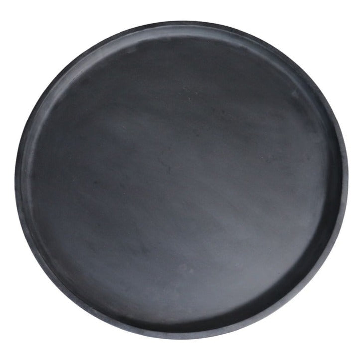 Voeg een vleugje industrieel design toe aan je woonruimte met de Salontafel Drum - Matt Zwart, waar het zwarte tafelblad en houtnerven samenkomen in een harmonieuze mix.