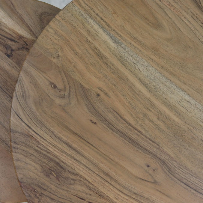 Voeg stijlvolle allure toe aan jouw woonkamer met deze prachtige tafels van acaciahout en ijzer.