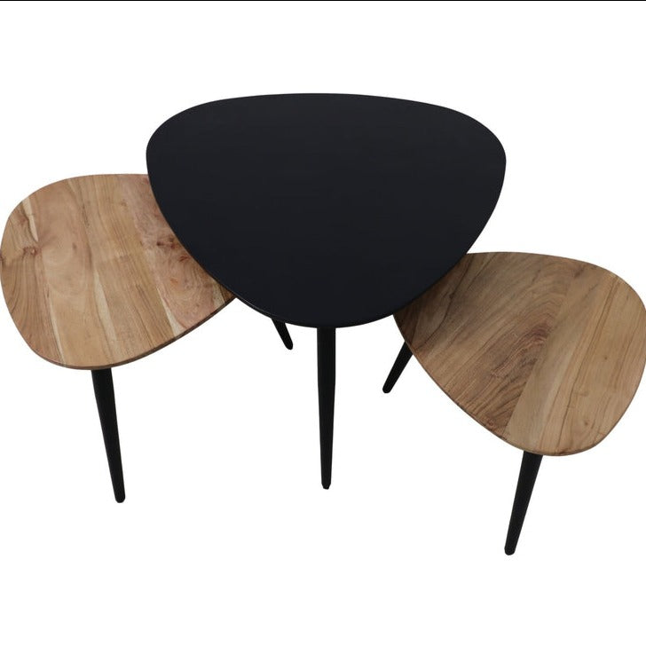 Drie prachtige bijzettafels die samen een elegante salontafel vormen.