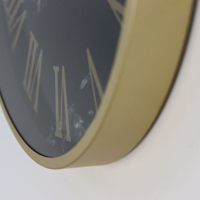 Ervaar duurzaamheid in stijl met de Wandklok Romeins Marseille, die een robuust metalen frame en glazen uurwerk combineert om niet alleen de tijd bij te houden, maar ook een blijvende indruk van verfijnde klasse achter te laten.